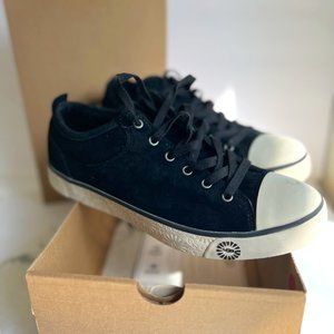 UGG Evera Black suede Shearling lined tennis shoes size 9